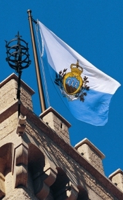 Flagge San Marinos an der Piazza della Libert